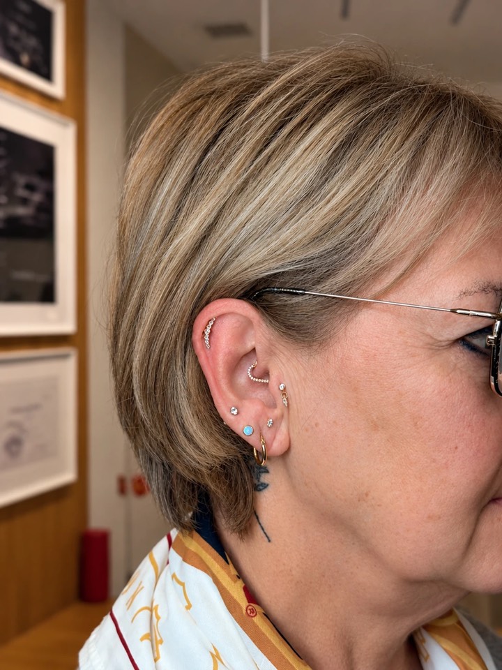 Composition réalisée à l’Atelier Nova : brillants à l’hélix et au daith, pendant au tragus et touche de turquoise aux lobes
