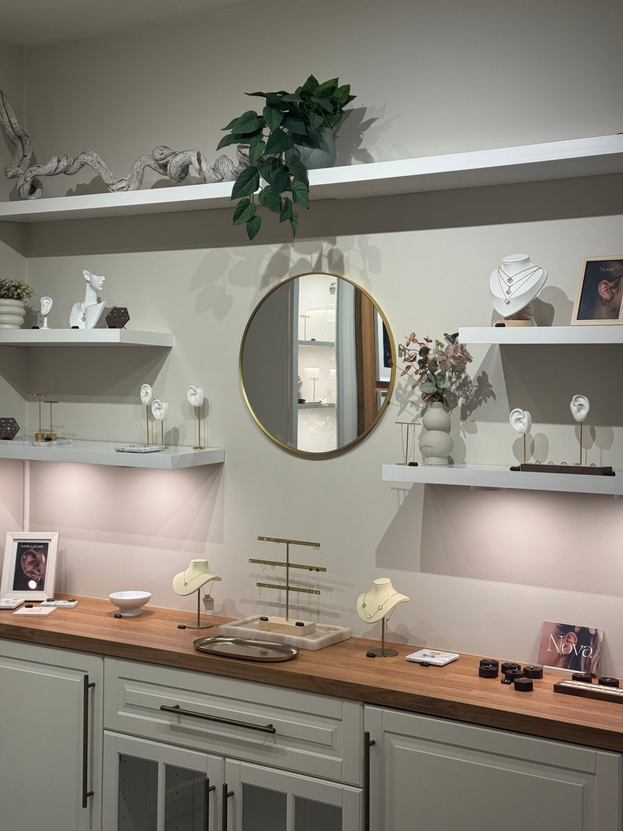 Étagères lumineuses, miroir rond et présentoirs