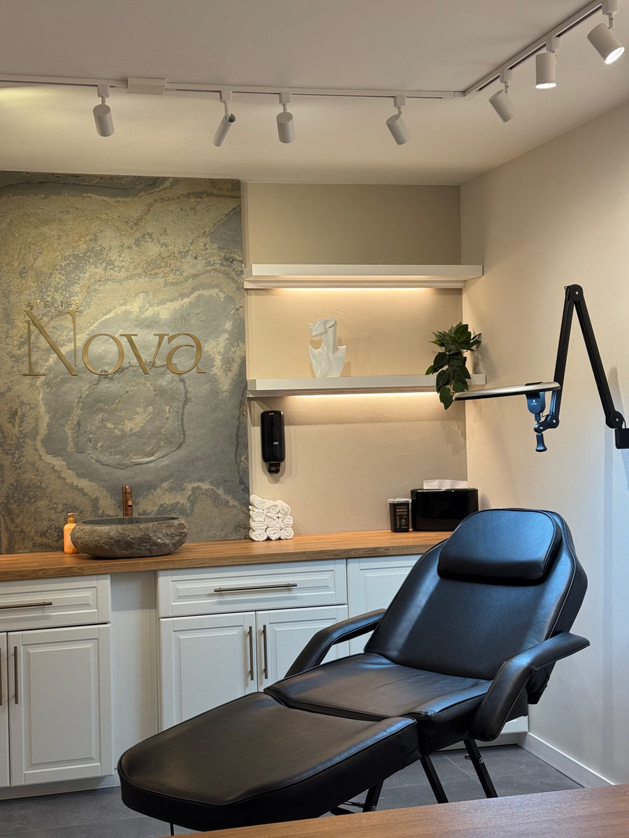 Le fauteuil de perçage et l’œuvre Nova au mur