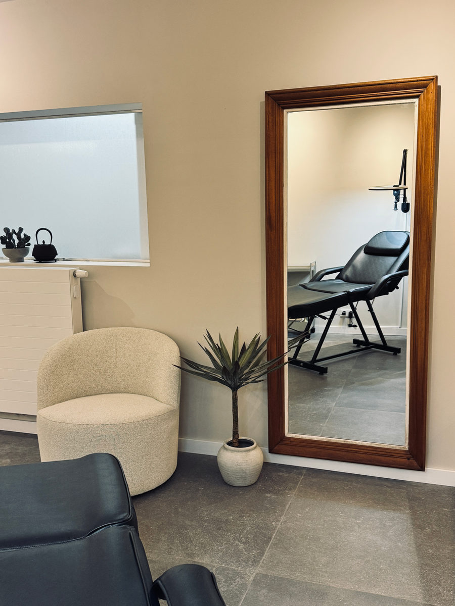 Grand miroir et fauteuil d’attente